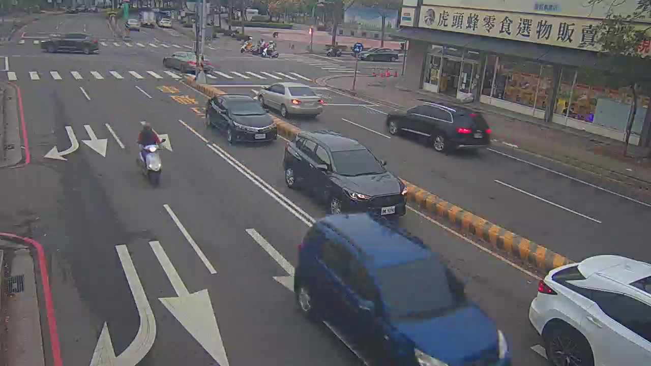 敦化路/中清路(右側車流往經貿路)