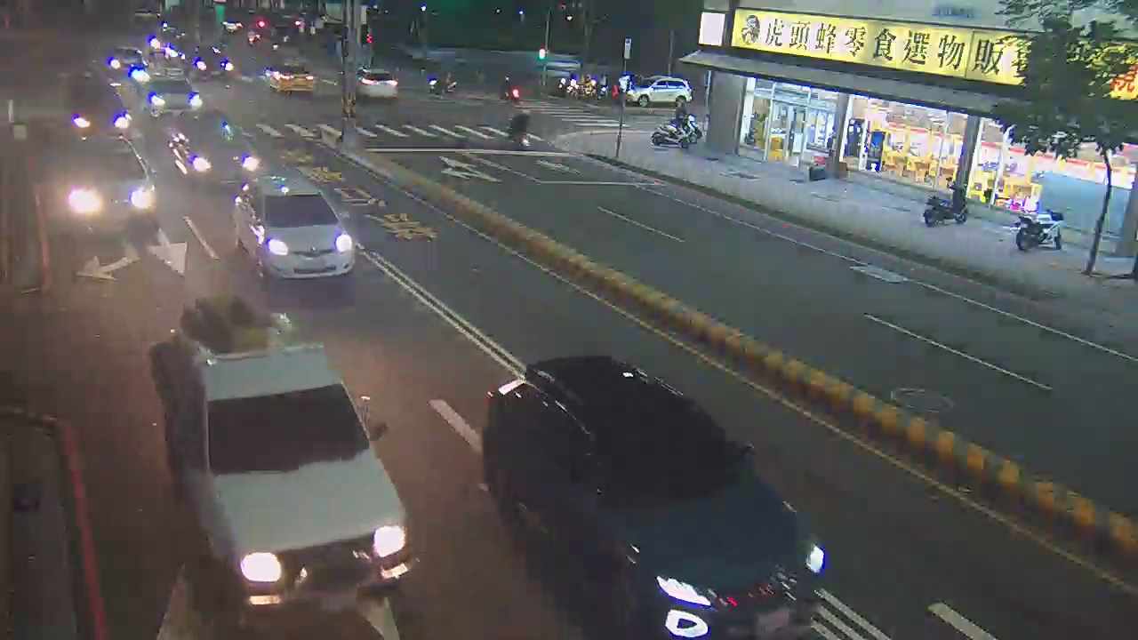 敦化路/中清路(右側車流往經貿路)