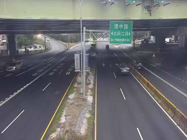 臺灣大道/台74高架橋下(右側車流往台中交流道)