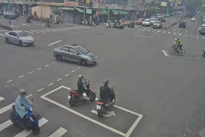 台中市北屯區北屯路/松竹路(右側車流往潭子)