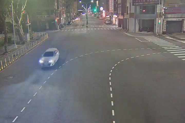 三民路/精武路(右側車流往一中方向)