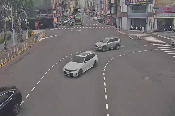 台中市北區三民路/精武路(右側車流往一中方向)