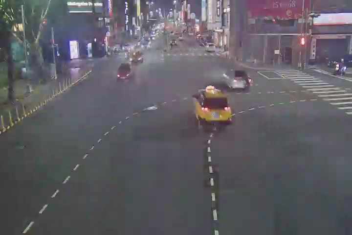 台中市北區三民路/精武路(右側車流往一中方向)