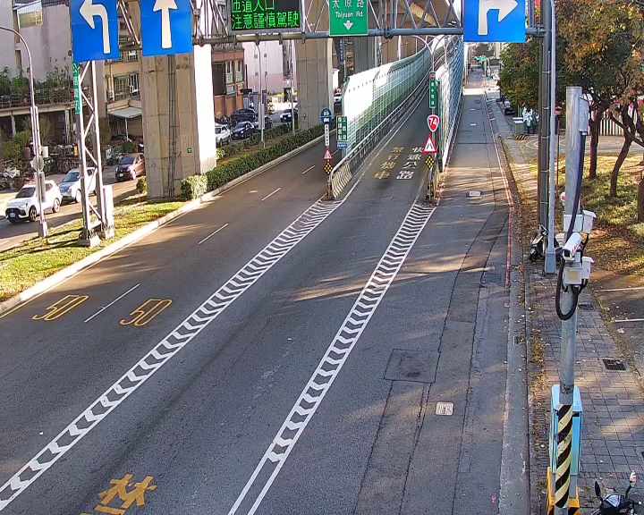 松竹路/環中東路(右側車流往太原路)