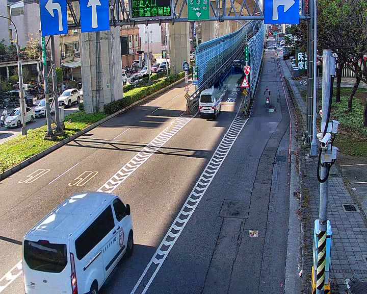 松竹路/環中東路(右側車流往太原路)