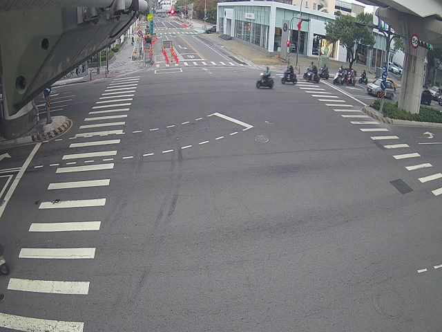 文心路/櫻花路(右側車流往長安國小)