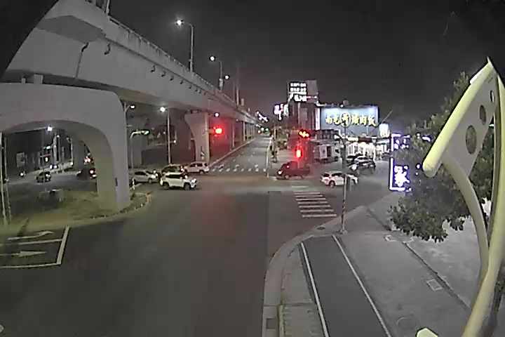 環中路/昌平路(右側車流往中清路)