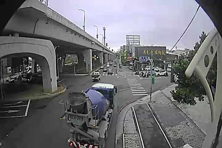 環中路/昌平路(右側車流往中清路)