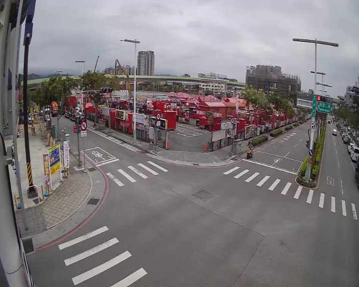 敦富路/敦富二街(右側車流往松竹路)