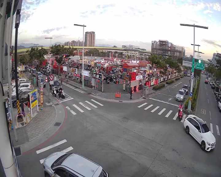 敦富路/敦富二街(右側車流往松竹路)