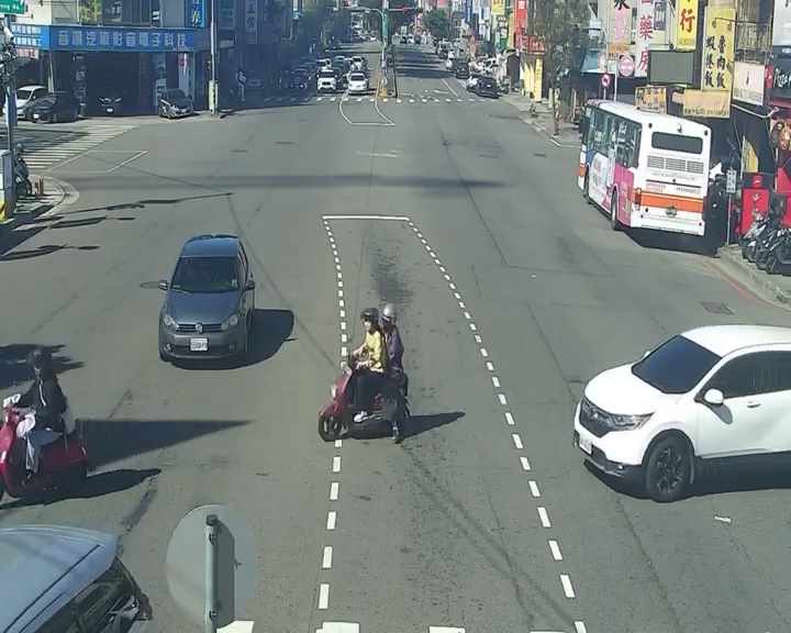 台中市北屯區中清路/經貿七路(右側車流往大雅交流道)