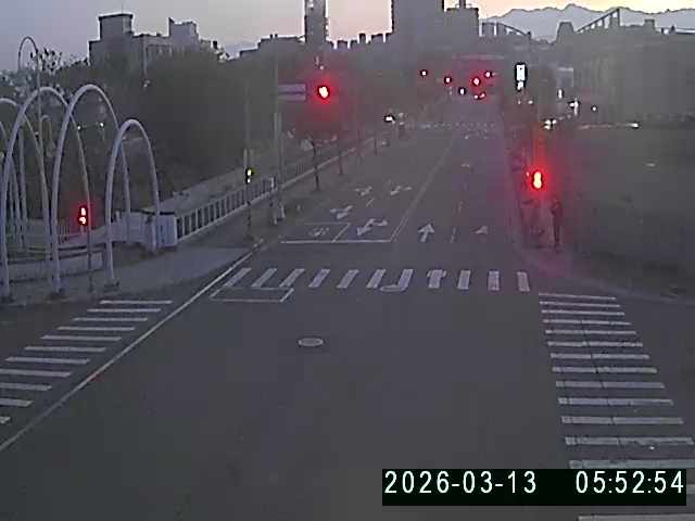 黎明路/經貿路(右側車流往中清路)