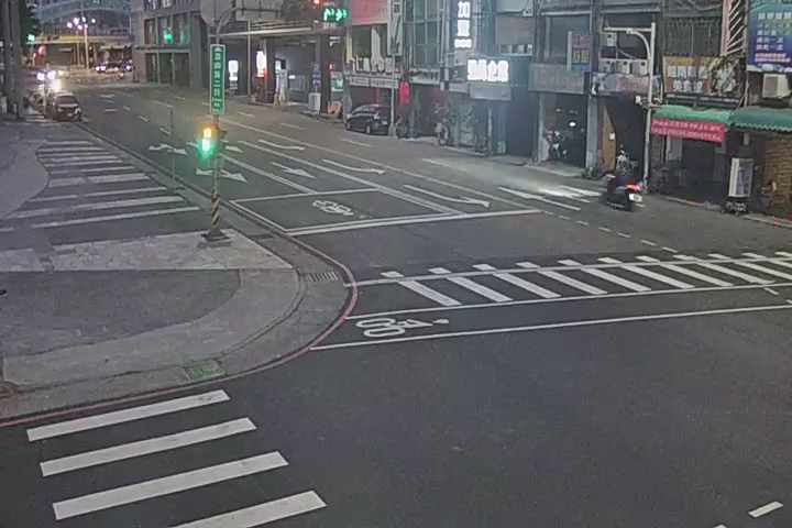 公園路/自由路(右側車流往雙十路方向)