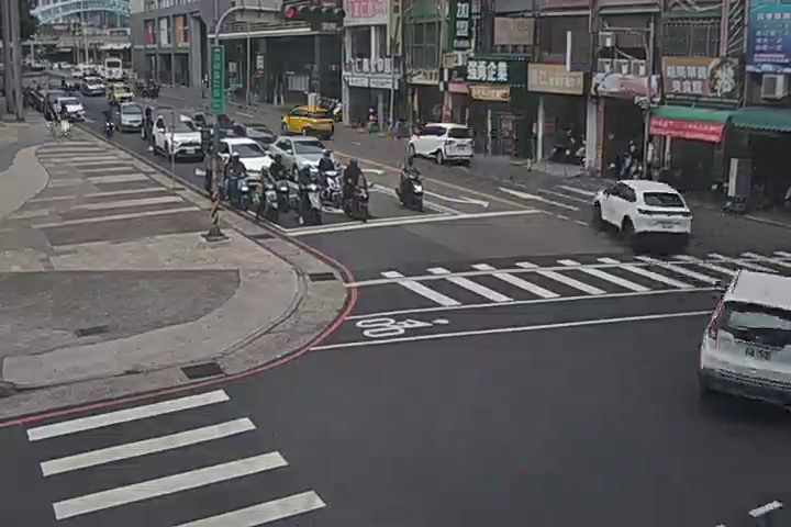 台中市中區公園路/自由路(右側車流往雙十路方向)