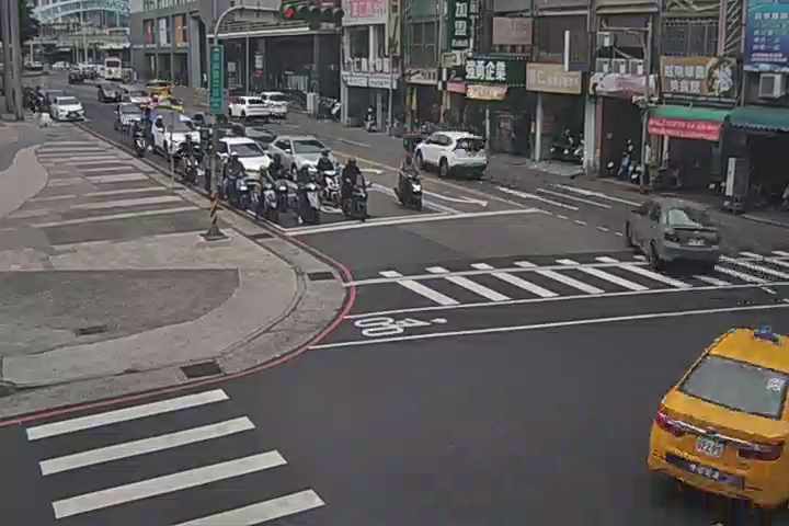 台中市中區公園路/自由路(右側車流往雙十路方向)